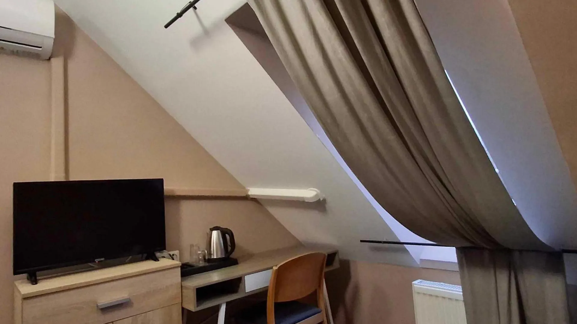 Hotel Unicornis Eger 3*,